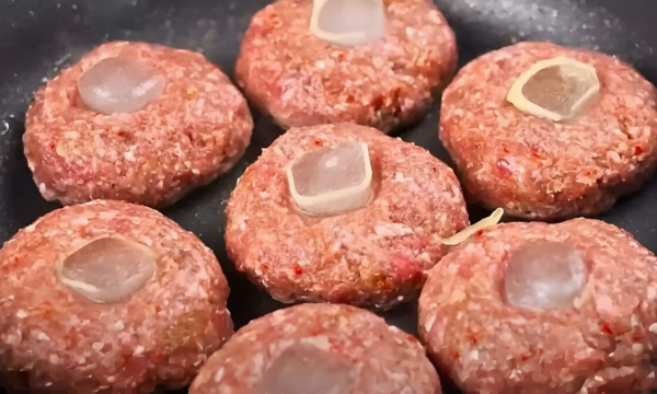 Зачем некоторые повара добавляют в котлеты лед: вы удивитесь